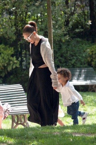 Jennifer - Spending a day off in Paris with her kids  - June 16, 2011