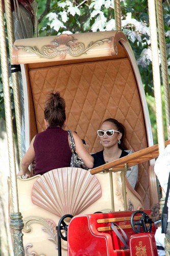  Jennifer - Spending a jour off in Paris with her kids - June 16, 2011