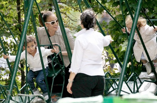  Jennifer - Spending a ngày off in Paris with her kids - June 16, 2011