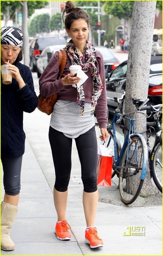  Katie Holmes: jeruk, orange Sneakers for Workout!