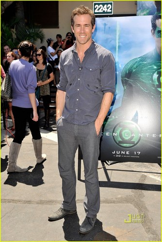  Ryan Reynolds: 'Green Lantern' Screening for Troops!