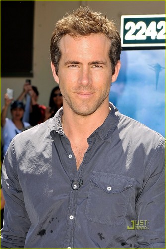  Ryan Reynolds: 'Green Lantern' Screening for Troops!