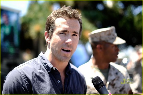 Ryan Reynolds: 'Green Lantern' Screening for Troops!