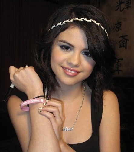  Selena Gomez(Pic from a Bulgarin Fan)