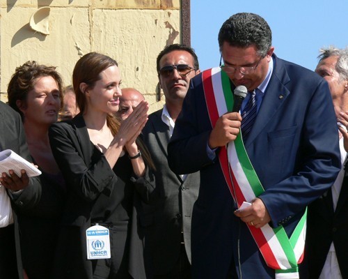  Angelina Jolie paid a surprise visit to the Italian island of Lampedusa on Sunday (June 19).
