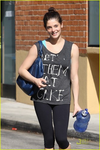  Ashley Greene Goes To The Max!