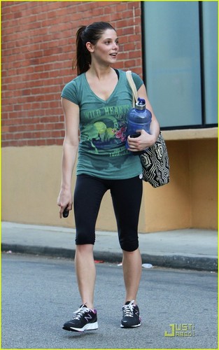  Ashley Greene's Green Workout!