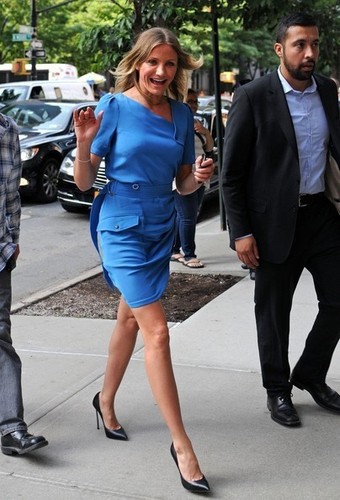  Cameron Diaz heads into her downtown hotel wearing a blue dress.