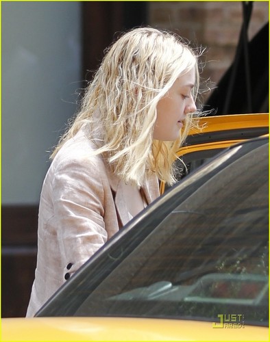  Dakota Fanning gets into a cab outside her hotel on Thursday (June 16)