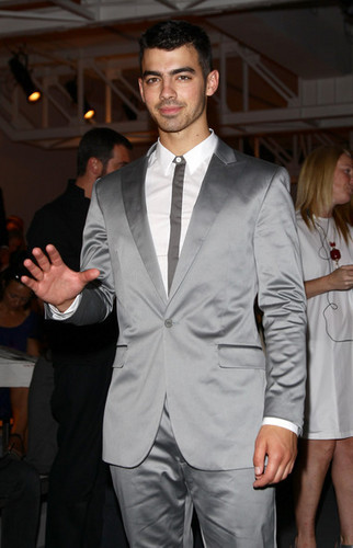  Joe Jonas: Calvin Klein hiển thị in Milan