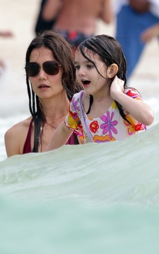  Katie Holmes & Suri Cruise: Miami beach, pwani Babes!