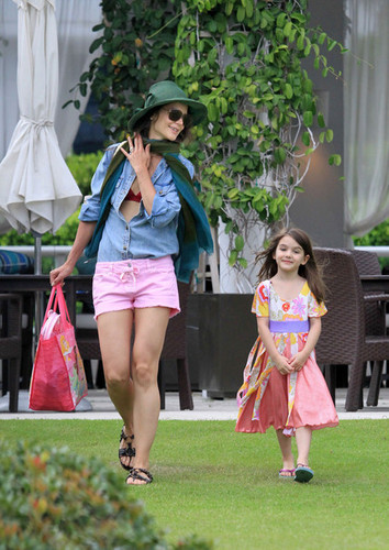  Katie Holmes and daughter Suri visit the playa and splash in the waves outside their Miami hotel