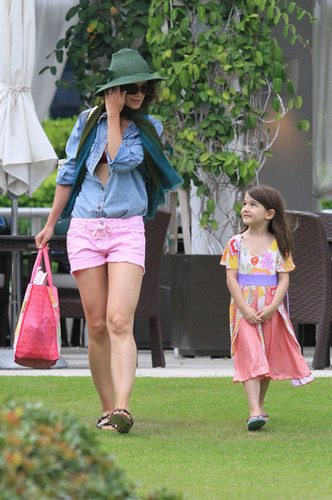  Katie Holmes and daughter Suri visit the pantai and splash in the waves outside their Miami hotel
