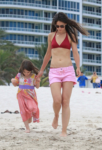  Katie Holmes and daughter Suri visit the ビーチ and splash in the waves outside their Miami hotel