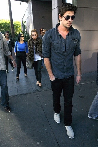 Miley - Out for lunch with Liam in Sydney, Australia [20th June 2011] 