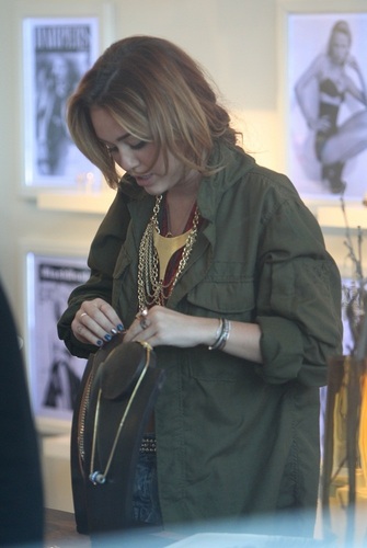  Miley - Shopping in oxford strada, via in Sydney, Australia [19th June 2011]