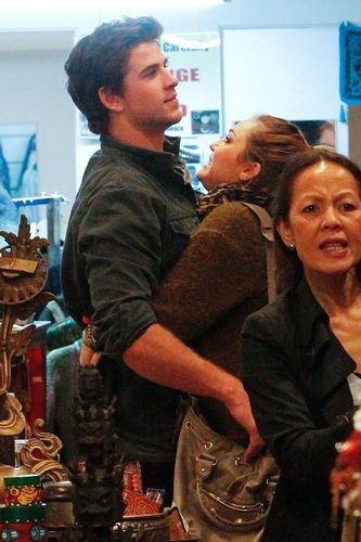 Miley - Shopping with Liam in Sydney, Australia - June 20, 2011