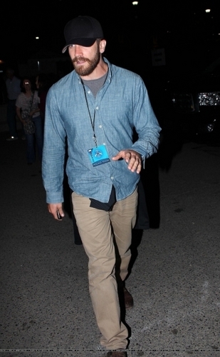  jake gyllenhaal attending U2 コンサート