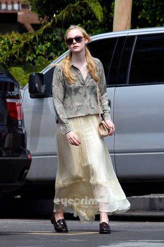  Elle Fanning heads to স্টারবাক্স্‌ in Hollywood, Jun 21
