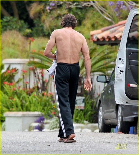  Gerard Butler: Shirtless Surfer in Malibu!