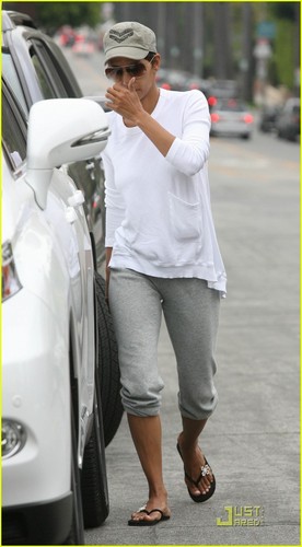 Halle Berry: After School Stroll with Nahla!