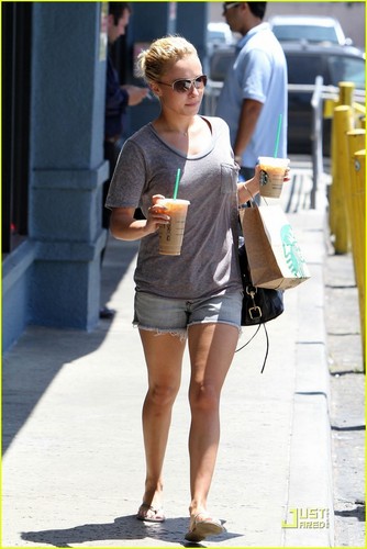 Hayden Panettiere: Sunny Starbucks Run!