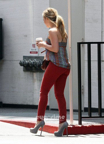  Hilary Duff stops door Universal Studio Center in L.A, Jun 23