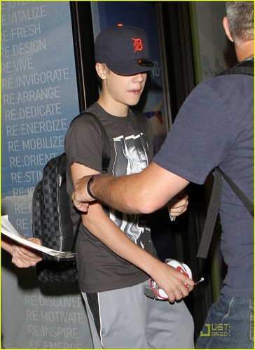  Justin Bieber: Low profil at LAX
