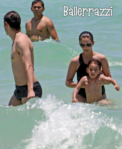  Kaka With His Family In Miami