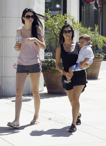  Kendall Jenner enjoys a 日 at the Mall in Calabasas, June 25