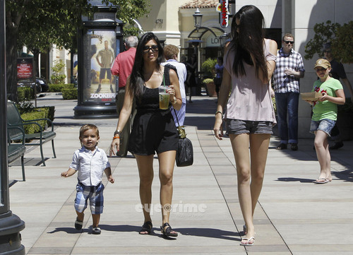  Kendall Jenner enjoys a hari at the Mall in Calabasas, June 25