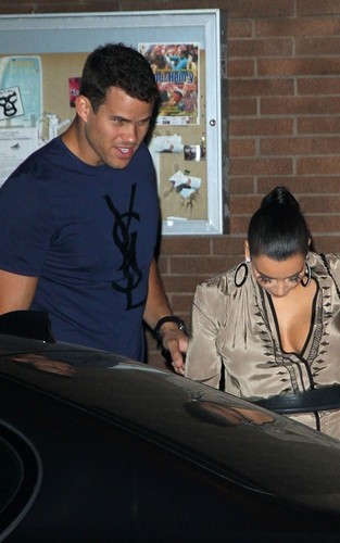  Kim Kardashian and Kris Humphries out for ডিনার at the Waverly Inn in NYC (June 24).