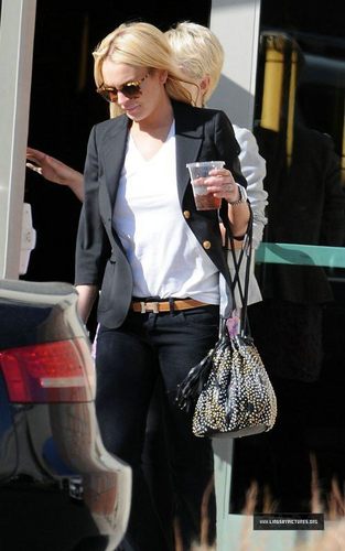  Lindsay Lohan Leaving Downtown Women’s Center
