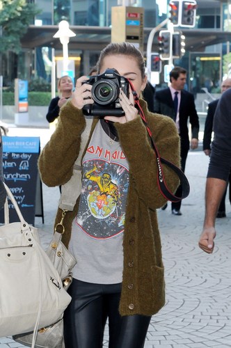 Miley - Goes out for lunch with Liam and Tish in Brisbane - June 22, 2011