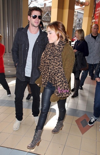 Miley - Shopping on Chapel Street in Melbourne - June 23, 2011