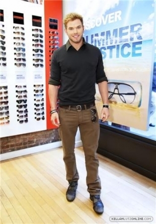  New चित्रो of Kellan at SOLSTICE Sunglasses Boutique and Safilo USA Summer Soiree