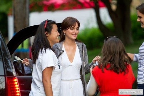  New photos of Leighton Meester on the set of 'I Hate you,dad'.