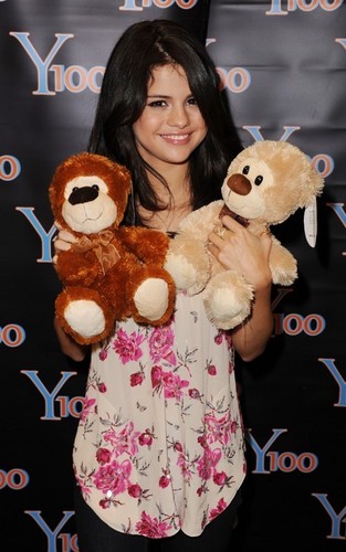  Selena Gomez paying a visit to Y100 in Miami (June 22).
