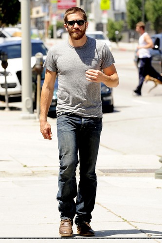  jake gyllenhaal leaving the ammo cafe in los angeles
