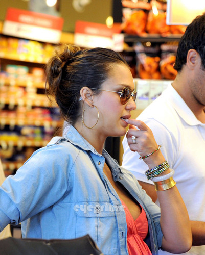  Jessica Alba shops for groceries in Brentwood, June 26