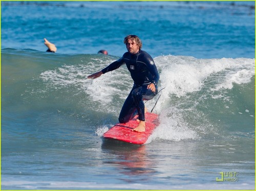  Gerard Butler: ATM Stop After Surfing!