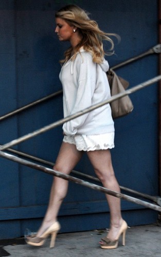  Jessica Simpson out in Santa Monica (June 28).