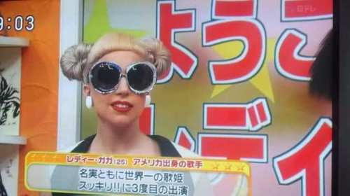  Lady Gaga Visits Japanese Talk tampil ‘Sukkiri’