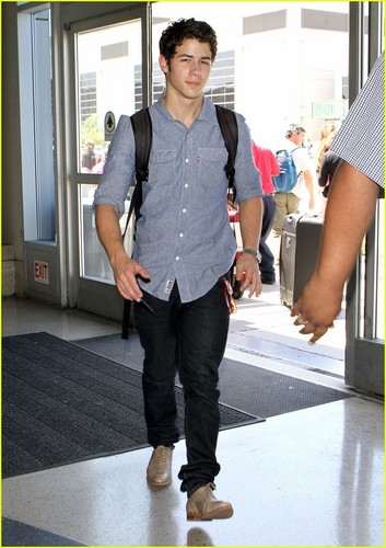  Nick Jonas: Taking Off Again...(06.26.2011) !!!