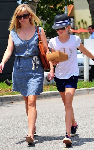  Reese Witherspoon out with daughter Ava in Brentwood (June 28).