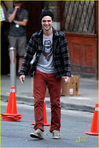  Robert Pattinson: Red Pants Rehearsal