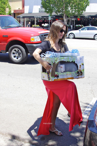  Rachel Bilson picks up baby gifts at Juvenile Shop in Studio City, July 1st.