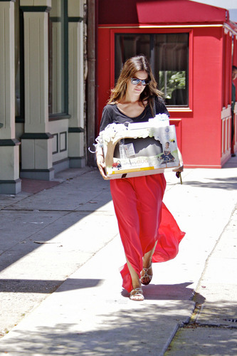  Rachel Bilson picks up baby gifts at Juvenile comprar in Studio City, July 1st.