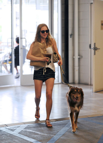  Amanda Seyfried Grabs a Coffee with her Dog in Hwood, Jul 2