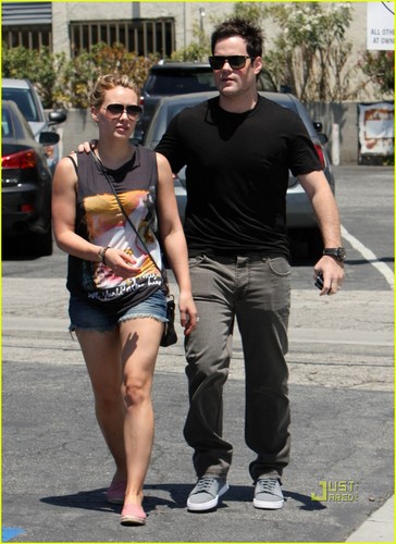  Hilary Duff: Lunch تاریخ with Mike Comrie!
